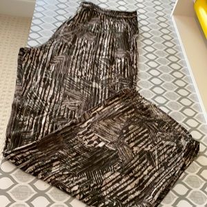 Chico’s wide leg Palazzo with elastic back in waste for ease and comfort.